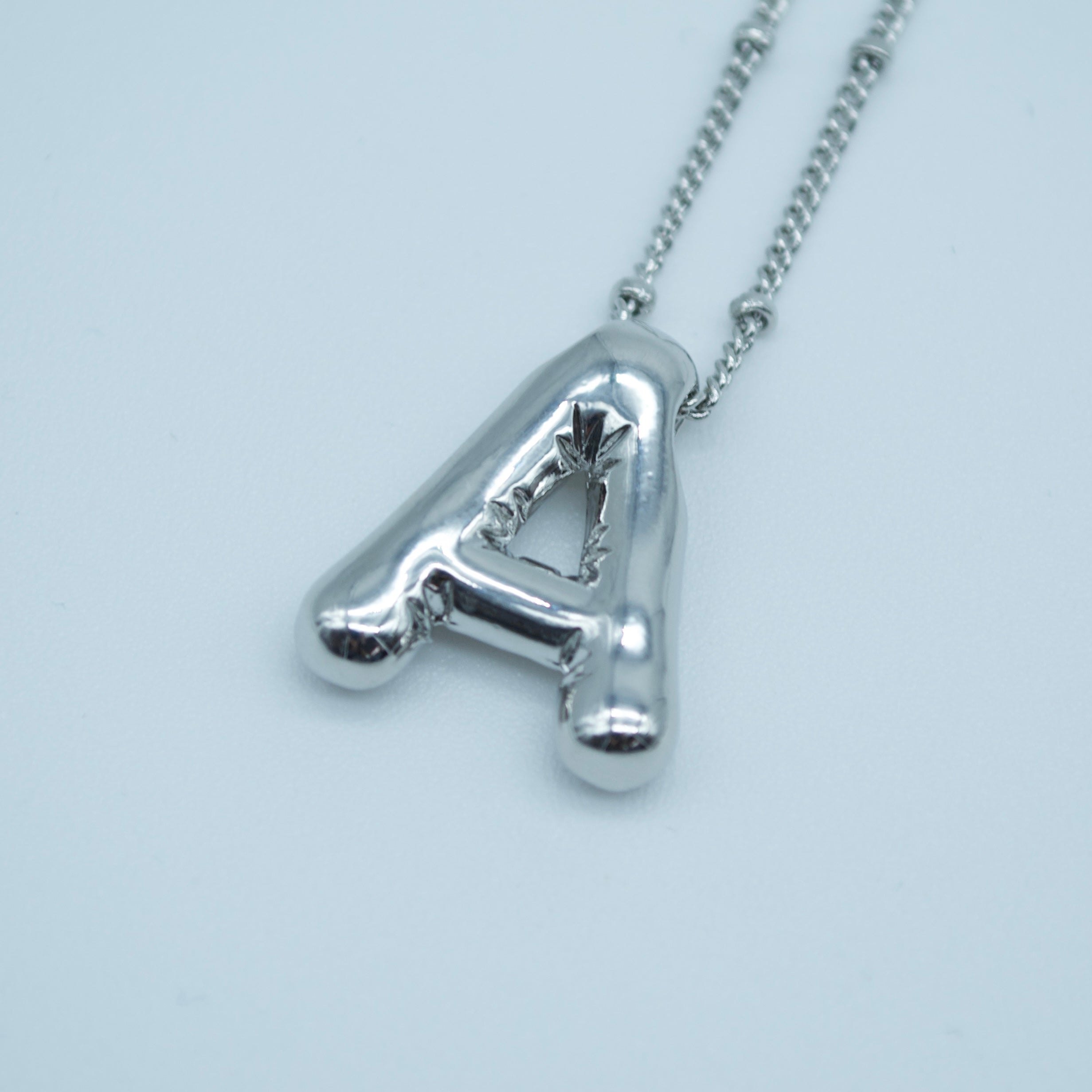 Collares Letra Globo Plateado