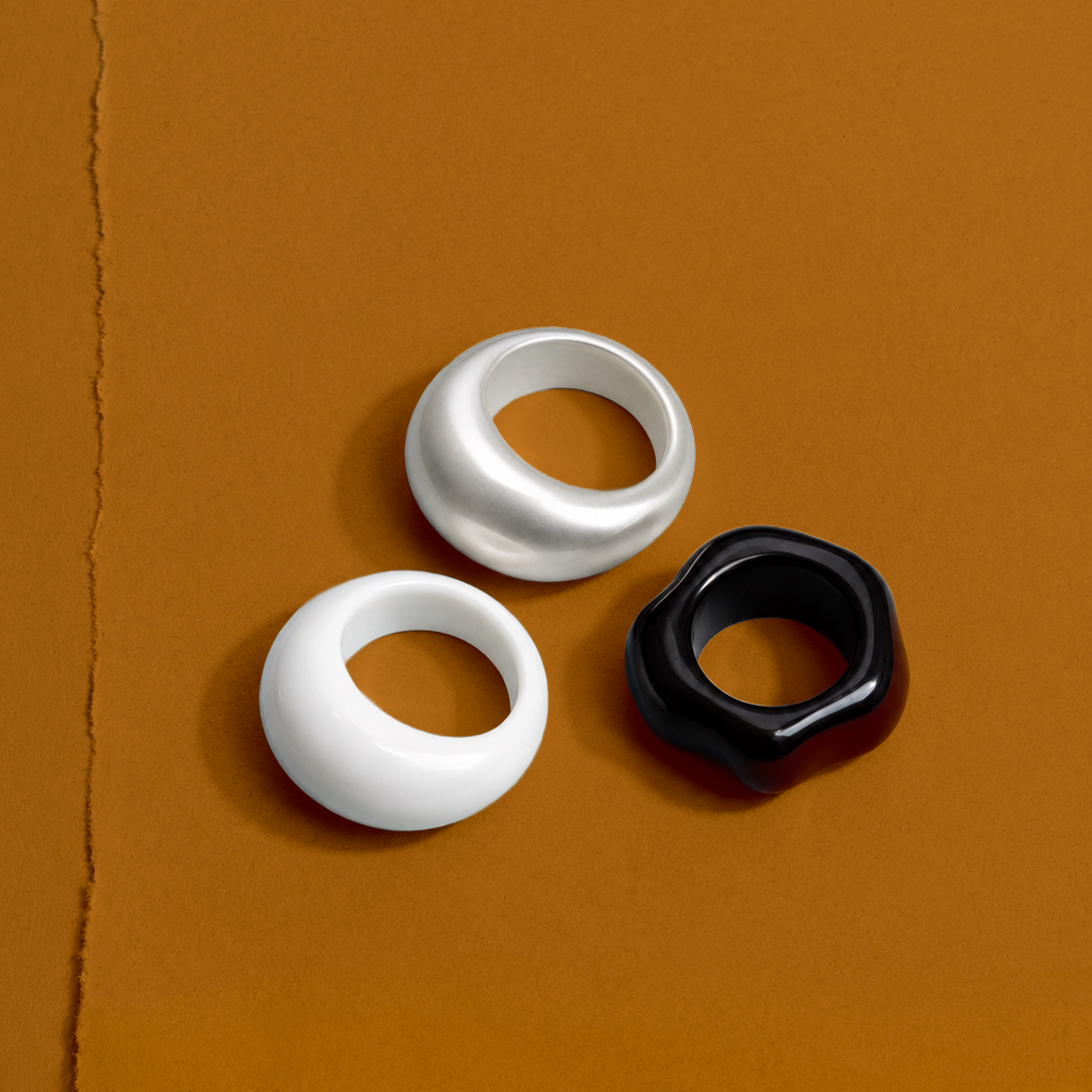 Anillos_fondo_papel_ambar_1x_d52b0858-07ae-41b4-9469-4fcb00c59565.png