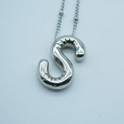 Collares Letra Globo Plateado